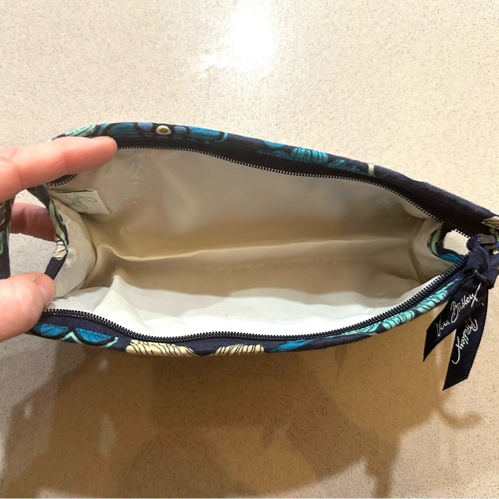 LIKE NEW Vera Bradley Blue, Turquoise & Cream Cosmetic Bag w/ Floral Design - Picture 3 of 7